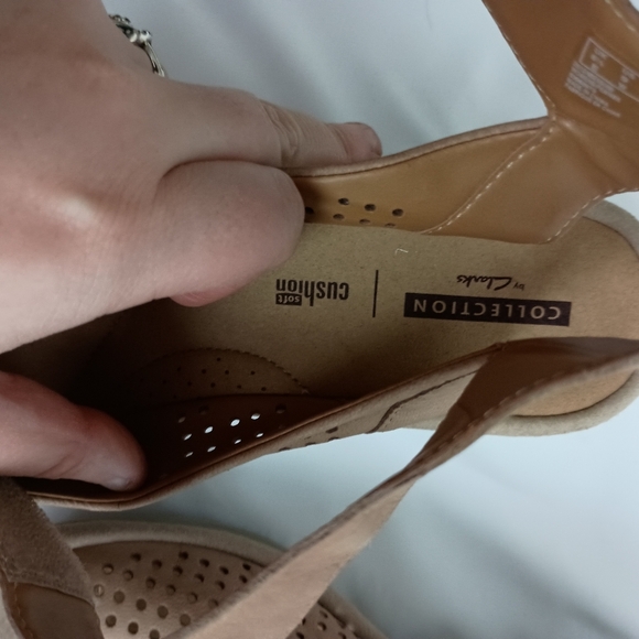 CLARKS Y2K Elegant Tan Women's Reedly Jump Summer Wedges Sandals (#1,000) - Picture 5 of 6